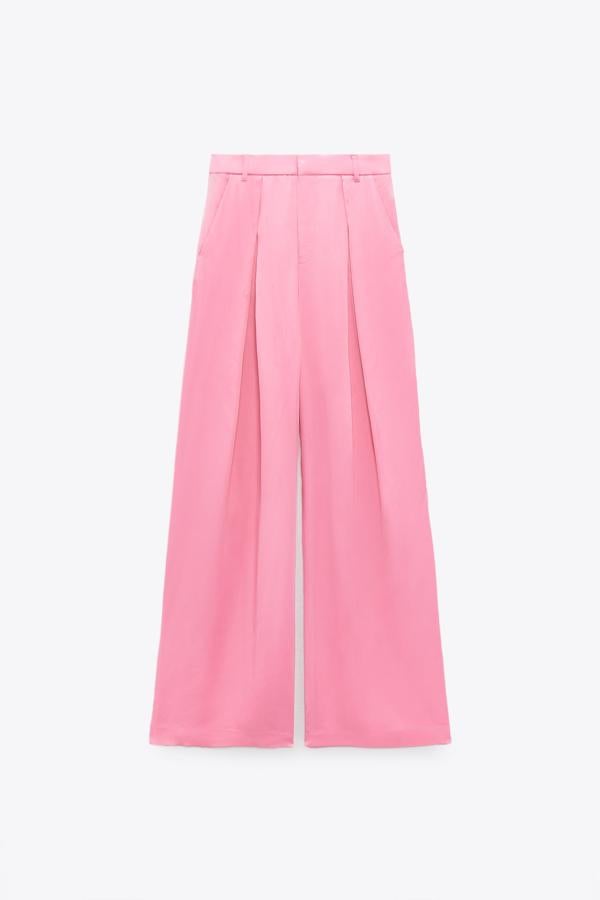 Este pantalón de tiro alto con detalles de pliegues es todo lo que necesitas para tus looks de oficina. Su color fucsia eleva cualquier top o blazer más básico. Es de Zara. Precio: 35,95 €. 