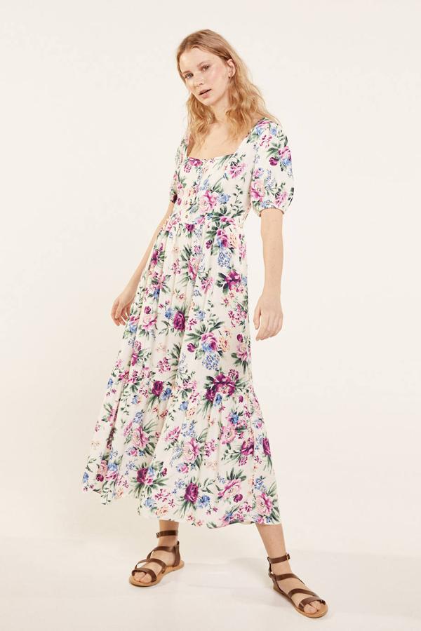 Vestido midi con floral print, escote cuadrado, manga corta abullonada y falda amplia con paneles, de Springfield. Estás rebajado a 29,99 euros.