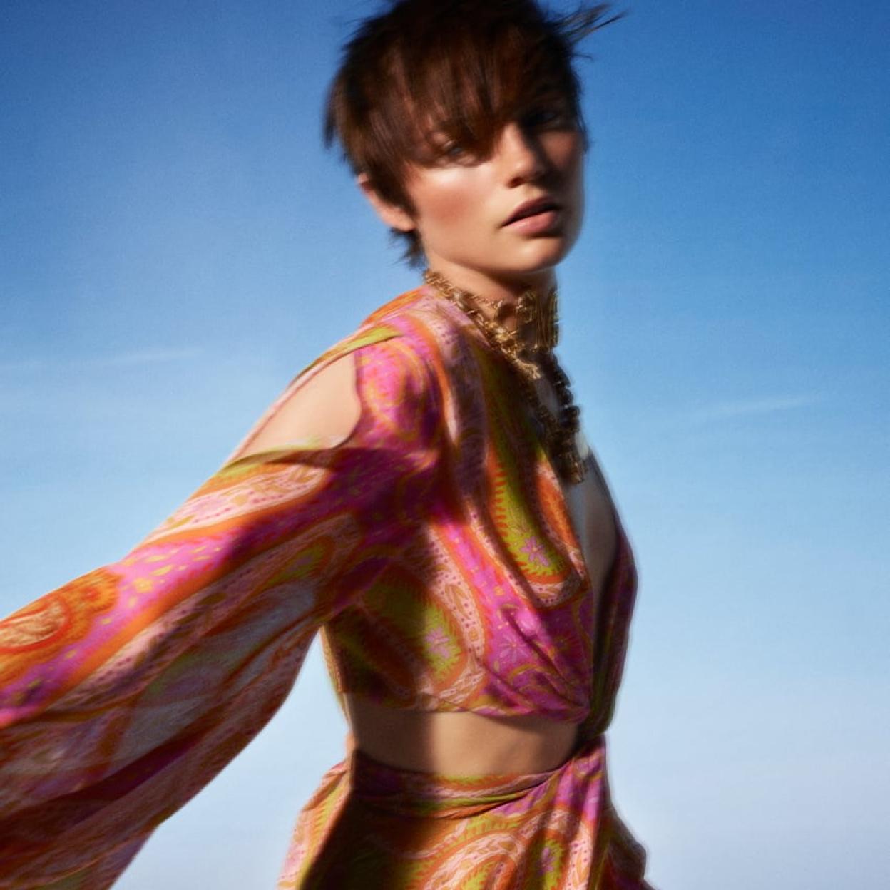 El vestido corto con aberturas cut out del low cost que sienta fenomenal a todo tipo de cuerpos y resalta el bronceado