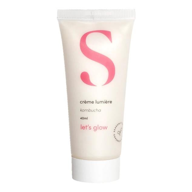 Formulada con un 99 % de ingredientes de origen natural, hidrata la piel cansada gracias a sus activos innovadores que reflejan la luz para iluminar la tez. El resultado es un rostro liso, relleno y resplandeciente desde la primera aplicación. Su uso continuado mejora la elasticidad y tonicidad de la piel.  Cómpralo aquí