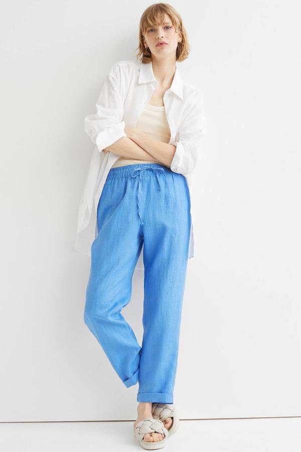 Joggers de lino vaporoso con cintura elástica ajustable, tiro alto, corte relajado, bolsillos laterales y bajo acabado en vuelta, de H&M. Estás disponibles rebajas a 17,99 euros, en ocho colores.