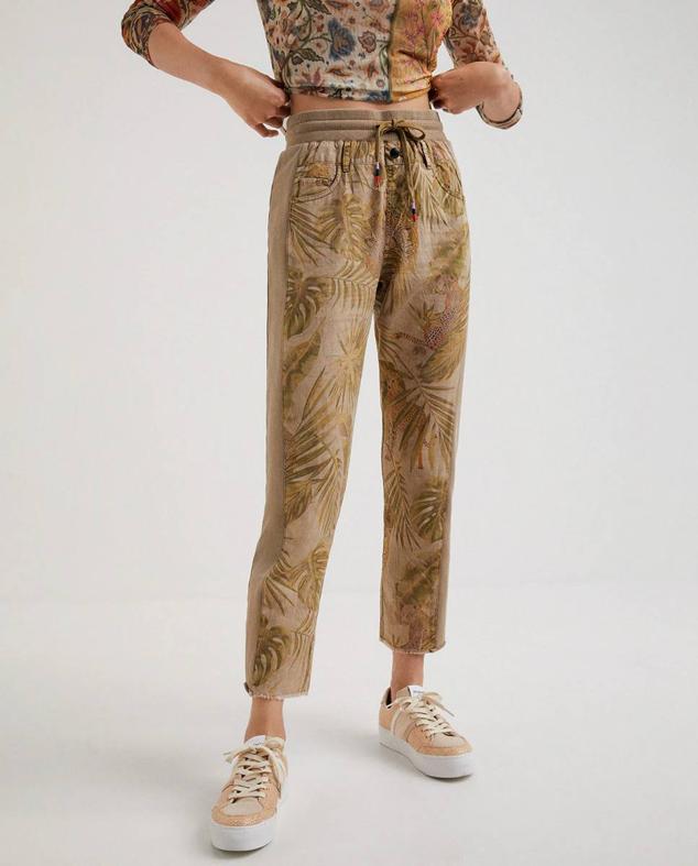 Pantalón jogger de lino y algodón con estampado tropical, tiro alto con cintura elástica, cuatro bolsillos y pernera cropped, de Desigual. Encuéntralos en El Corte Inglés rebajados a 49,95 euros. Cómpralo aquí