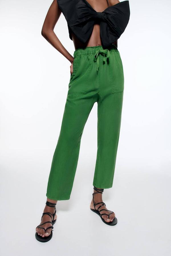 Jogger cropped en tejido mezcla de lino con tiro relajado, cintura elástica con cordones y bolsillos de plastrón en los laterales y la espalda, color verde, de Zara. Cómpralos a 29,95 euros.
