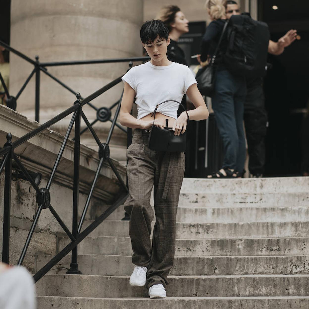 Pincha en la foto para ver 11 pantalones de tiro alto que sientan fenomenal a las chicas bajitas porque alargan las piernas y estilizan