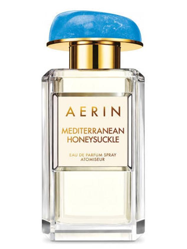 Mediterranean Honeysuckle de Aerin es un perfume floral y cítrico con notas de bergamota, aceite de mandarina, madreselva, pomelo y un fondo de lirio de los valles, gardenia y jazmín sambac. Esta esencia es fresca y relajante, inspirada en el aroma de las islas griegas, su cálido sol y el agua cristalina del mar Mediterráneo. Cómpralo aquí