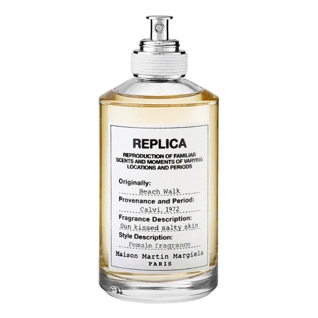 Replica Beach Walk de Maison Margiela rememora la pureza, relax y felicidad de la sensación de un paseo por la orilla de la playa, en un día soleado de verano, a través de sus vibrantes notas de limón, leche de coco y madera de cedro. Es fresco, floral, cálido y cítrico, también por la bergamota, el almizcle y el ylang ylang. Cómpralo aquí