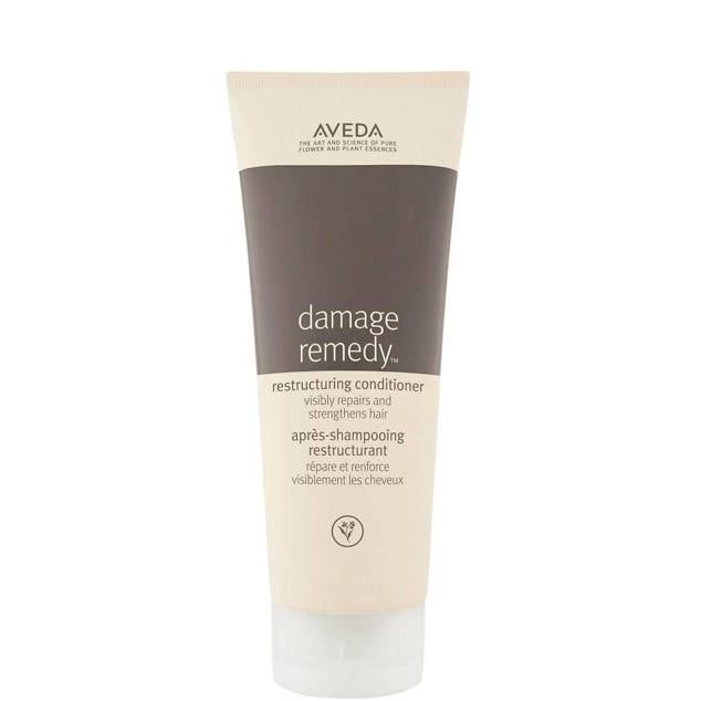 Consigue un cabello suave y radiante como la seda gracias al Damage Remedy Restructuring Conditioner de Aveda. Se trata de un acondicionador reparador del daño y super hidratante a base de extracto de quinoa y plantas, cuya fórmula penetra en el interior de las fibras secas, dañadas y tratadas químicamente devolviéndoles su fuerza, elasticidad, grosor, suavidad y salud. Cómpralo aquí