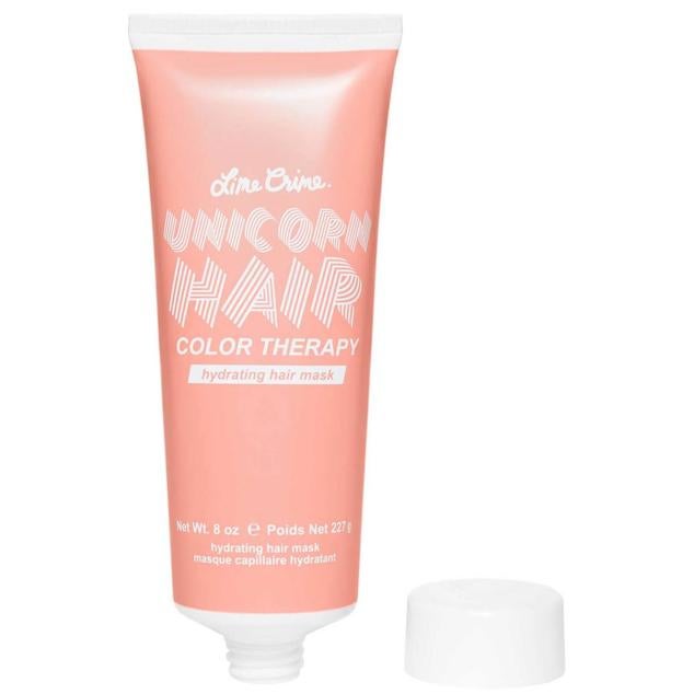 Color Therapy Hydrating Hair Mask de Lime Crime es un tratamiento intensivo potenciador y protector del color, a la vez que hidrata de manera exhaustiva, deja la melena sedosa y luminosa y repara el daño de raíz a puntas. La quinoa, las bayas de goji, el aceite de espuma de la pradera, el aceite de nopal, el aceite de argán y el pantenol consiguen aportar una dosis antioxidante, hidratante y nutritiva que recompone y refuerza la fibra. Cómpralo aquí