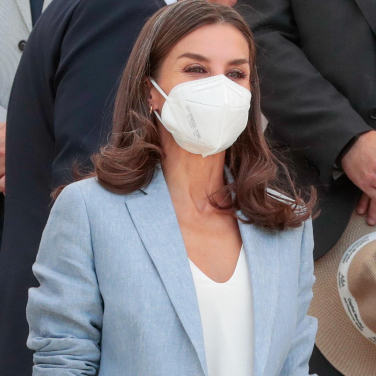 La reina Letizia con mascarilla.