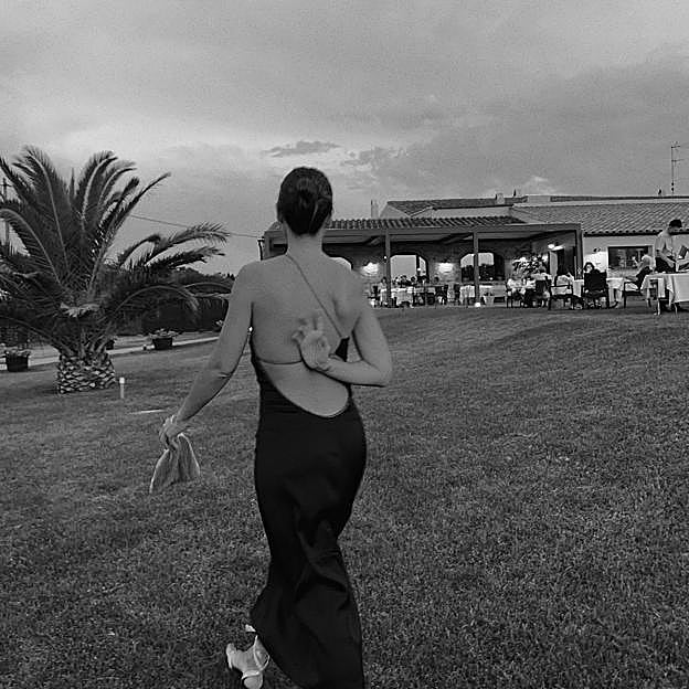 Tenemos que hablar del vestido más espectacular con la espalda descubierta que triunfa en Instagram