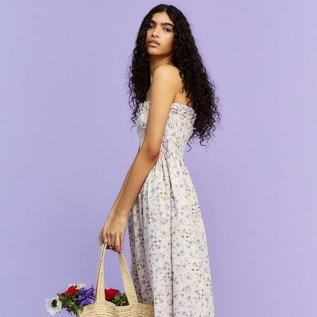 El vestido de 9 euros de H&M con fruncido de nido de abeja que te comprarás en todos los colores y estampados porque rejuvenece