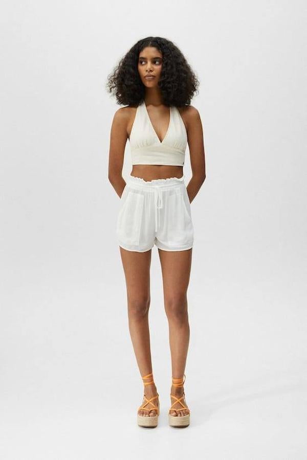 Pull&Bear nos trae este modelo que ha sido elaborado con un tejido ligero de bambula.