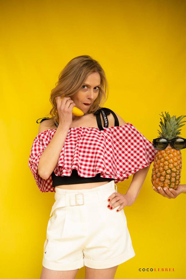 Estas de Cocolebrel tienen un cinturón con una hebilla de strass y un vinilo metálico con el logo de la firma.