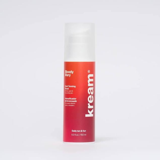 Blody Mary Dark Tanning Boost de Kream es una loción potenciadora del bronceado a base de una fórmula exclusiva que intensifica la producción de melanina. El bronceado se obtiene de forma rápida, se mantiene en un tiempo prolongado y, además, el producto renueva la piel, la prepara y suaviza, recuperando la función de la berrera en un 90%, gracias a su complejo probiótico regenerador.