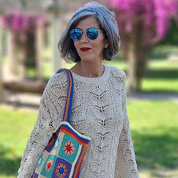 El look de crochet baratísimo que rejuvenece a los 50: conjunto de falda y top de Zara y bolso de Pull&Bear