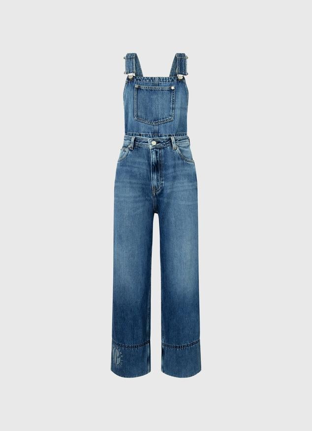 Peto vaquero transformable con detalle de tachuela. Puedes quitar la parte de arriba y convertirlo en unos vaqueros. Tiene efecto lavado y costuras en contraste. Es de Pepe Jeans. Precio: 119 €.