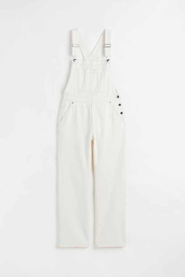 Peto vaquero en color blanco para generar looks diferentes. Lo ideal sería usar prendas más llamativas para suscitar armonía. Es de H&M. Precio: 39,99 €.