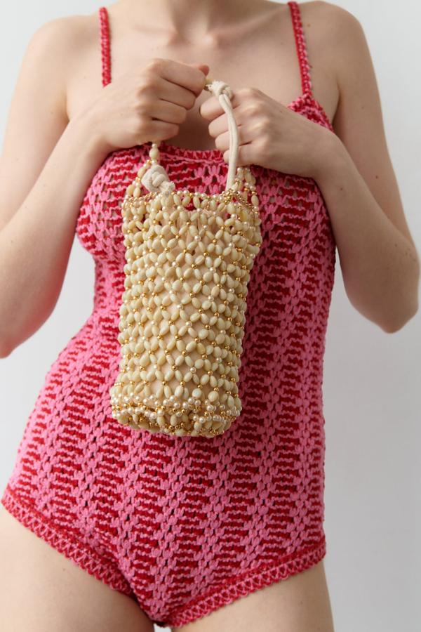 Un diseño especial que podrás llevar en tu día a día, pero también en planes nocturnos. Bolso con cuentas de Zara (25,99 euros). 