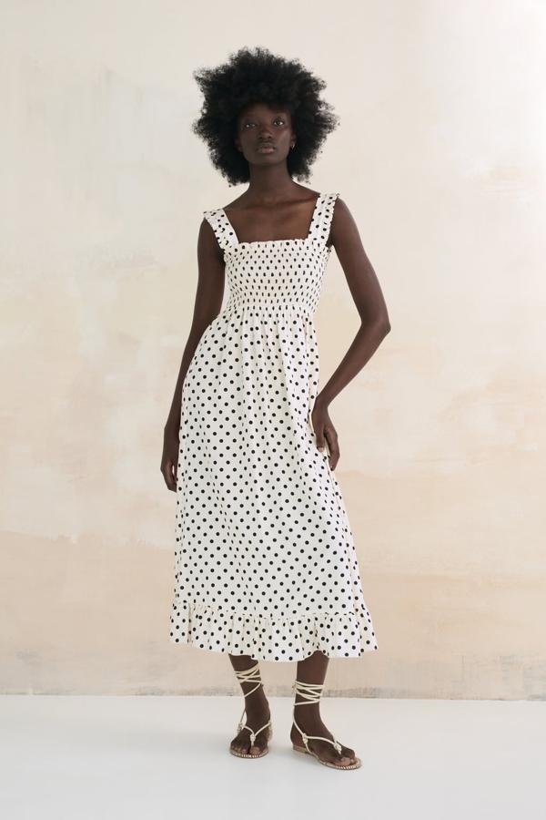 Es sin duda uno de los diseños más deseados de la nueva colección de Zara. Un vestido midi estampado con lunares en blanco y negro y con el cuerpo de nido de abeja. Vestido von volante de Zara (39,99 euros). 