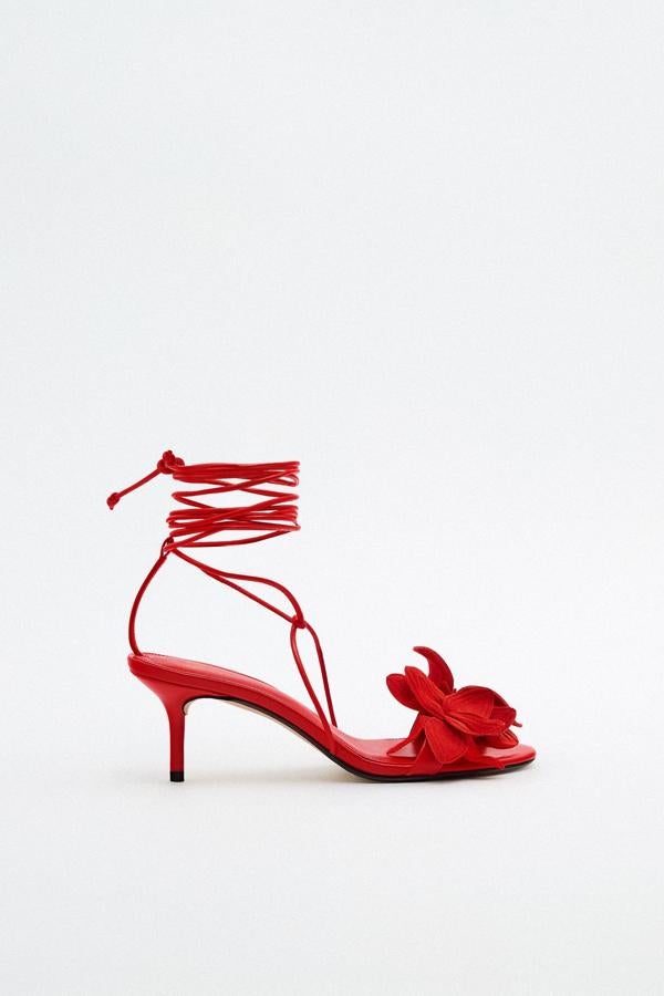 Para las últimas bodas veraniegas y cualquier otro tipo de celebraciones, necesitas unas sandalis especiales. Sandalias rojas con flor en relieve de Zara (79,99 euros): 