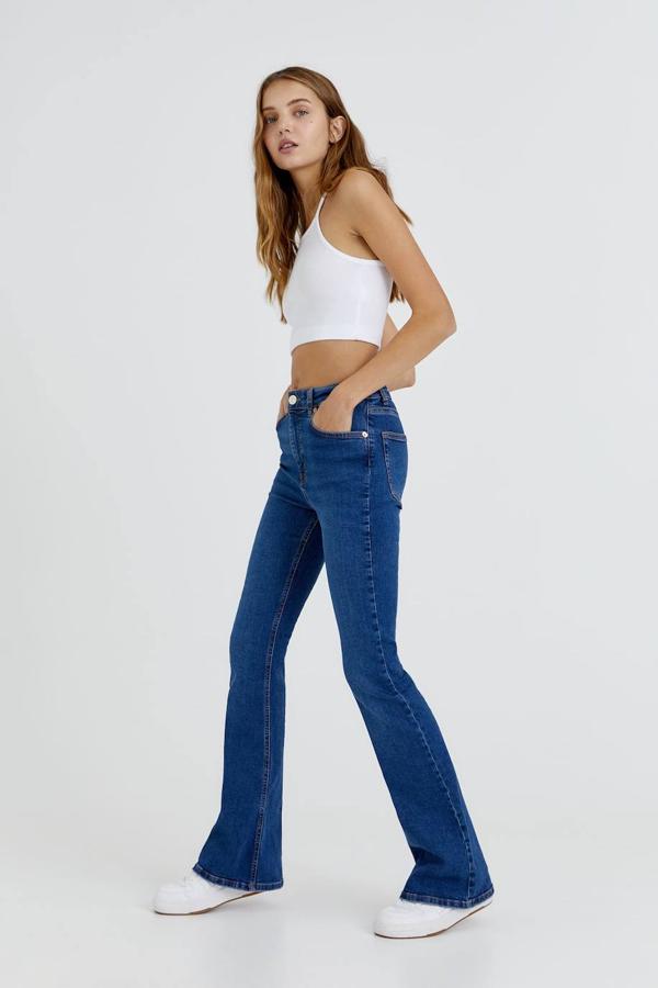 Jeans básicos en tejido denim elástico con pernera ajustada tipo flare, diseño de cinco bolsillos y tiro alto, en azul oscuro, de Pull&Bear. Están rebajados a 9,99 euros.