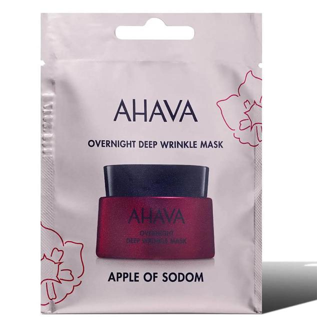 Overnight Deep Wrinkle Mask de Ahava cuenta con una potente mezcla de activos que atenúa las arrugas durante el sueño. Es una mascarilla refrescante con base de gel cuya fórmula incorpora el complejo AoS™ patentado, con acción reafirmante, ácido hialurónico, vitamina E, aloe vera, aceite vegetales y niacinamida que, en conjunto, desvelan una tez tersa, suave, lisa y firme. Cómpralo aquí