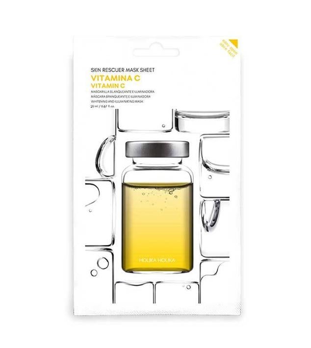 La Skin Rescuer Vit C Mask de Holika Holika es una mascarilla con efecto revitalizador que ilumina, tersa, atenúa las manchas y mejora los signos de la edad. Su fórmula emplea una combinación antioxidante super poderosa de vitamina C, niacinamida y extracto de plantas. Además, el ácido hialurónico aporta la hidratación y tersura, mientras la centella asiática repara y estimula la producción de colágeno para contrarrestar el envejecimiento. Cómpralo aquí