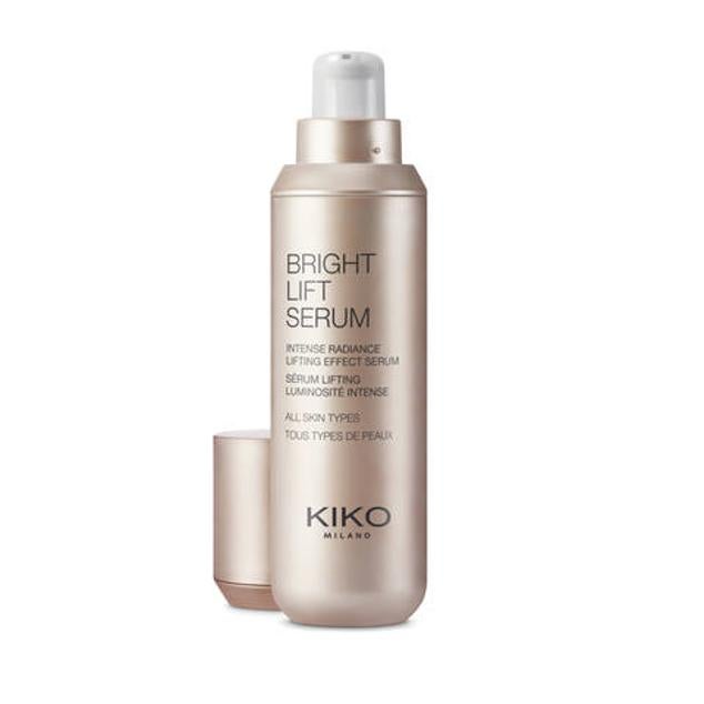 El Bright Lift Serum de KIKO hará parecer la piel como diez años más joven gracias a su acción revitalizante, iluminadora y efecto lifting. Minimiza arrugas, alisa la piel, reduce los signos de fatiga, se deshace del aspecto opaco y reafirma en profundidad, mientras protege del estrés oxidativo. Todo, gracias a una combinación de colágeno marino, un biopolímero suavizante y la tecnología ActiGlow, con niacinamida, vitamina C y E y raíz de regaliz. Cómpralo aquí