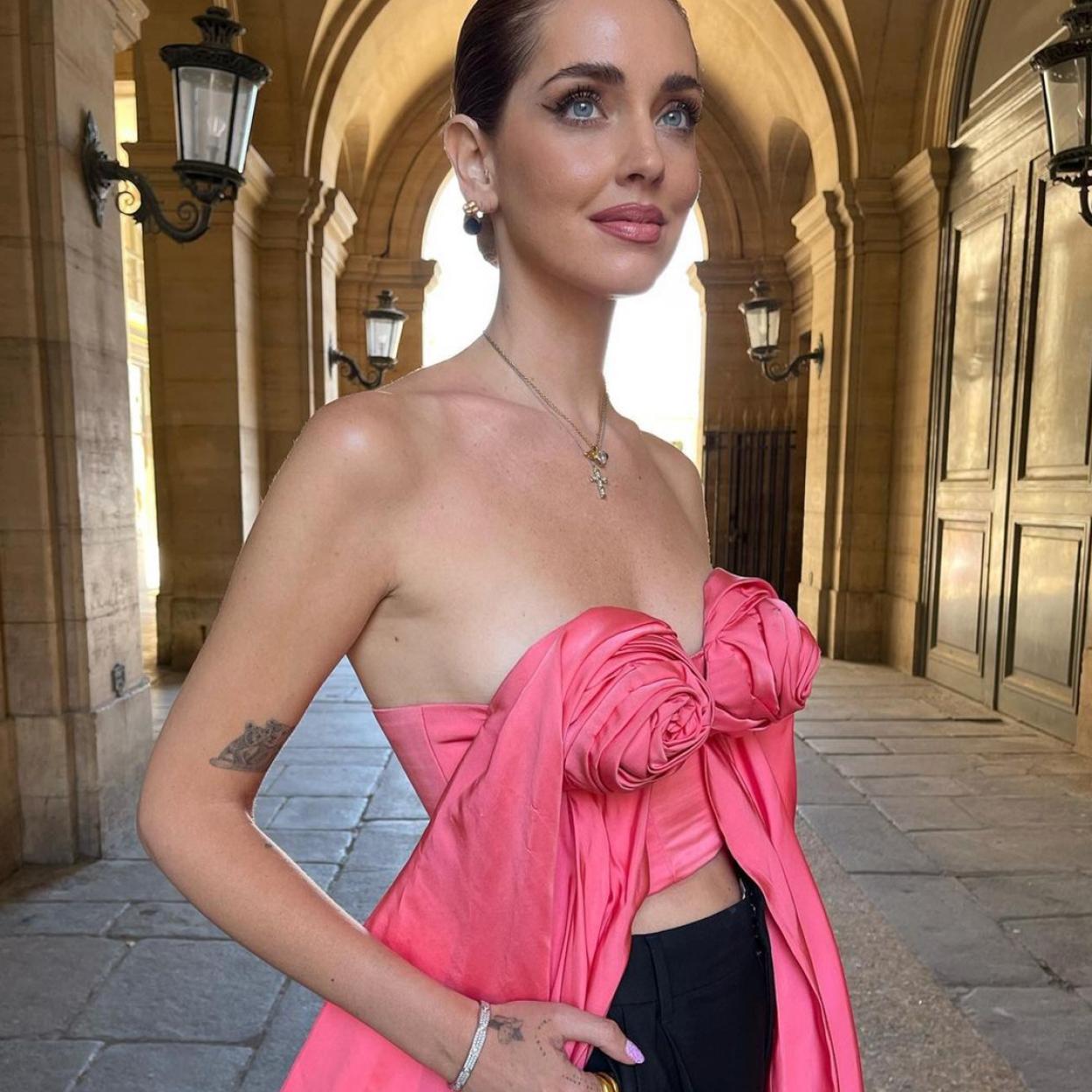 La influencer Chiara Ferragni lleva un top adornado con flores de Schiaparelli. 