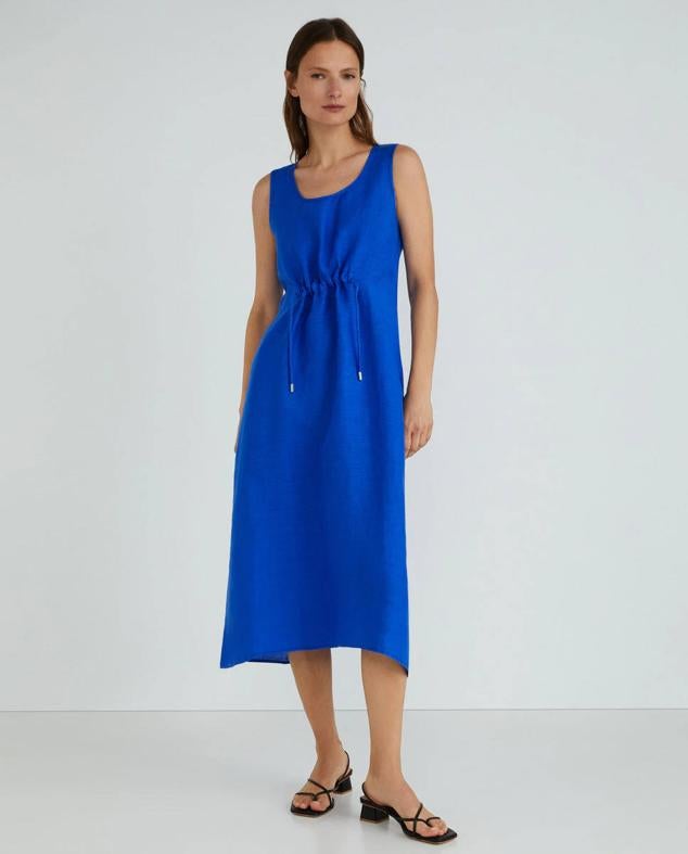 Woman El Corte Inglés nos trae este modelo de corte midi que tiene un cordón en la cintura.