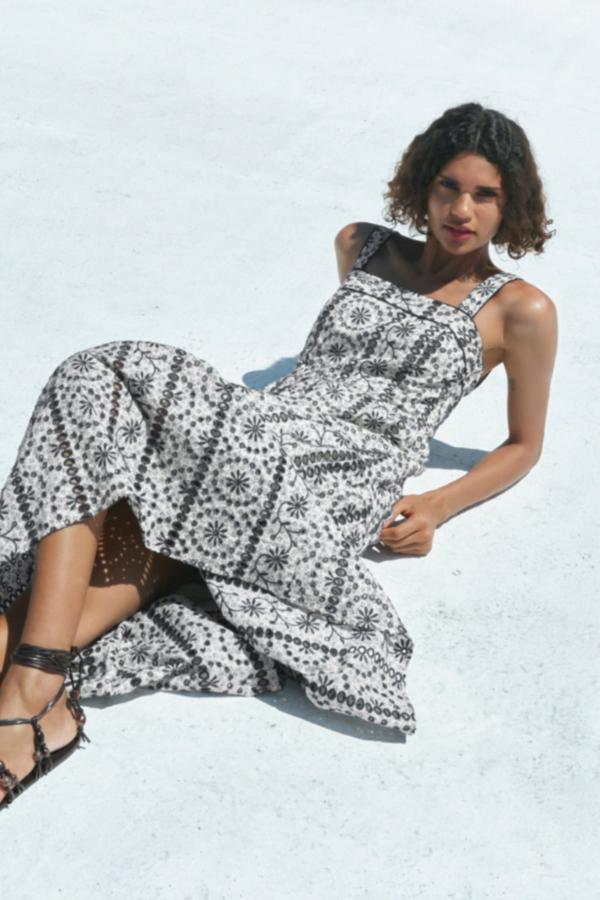 Los diseños de corte romántico, con la llamada broderie anglaise, son una puesta segura para el verano. Vestido midi con bordados en blanco y negro de Zara (59,99 euros).