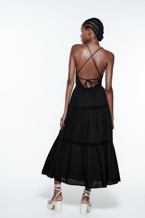 Aunque es un color que pasa a segundo plano cuando suben las temperaturas, nunca está de más tener un vestido negro en verano. Vestido de tirantes de Zara (39,99 euros). 