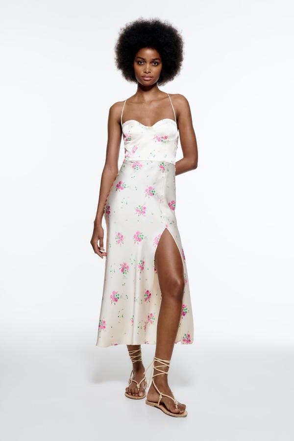 Los vestidos satinados, de marcados aires lenceros, son la alternativa perfecta para los días más calurosos del año. Vestido estampado con flores de Zara (35,99 euros).