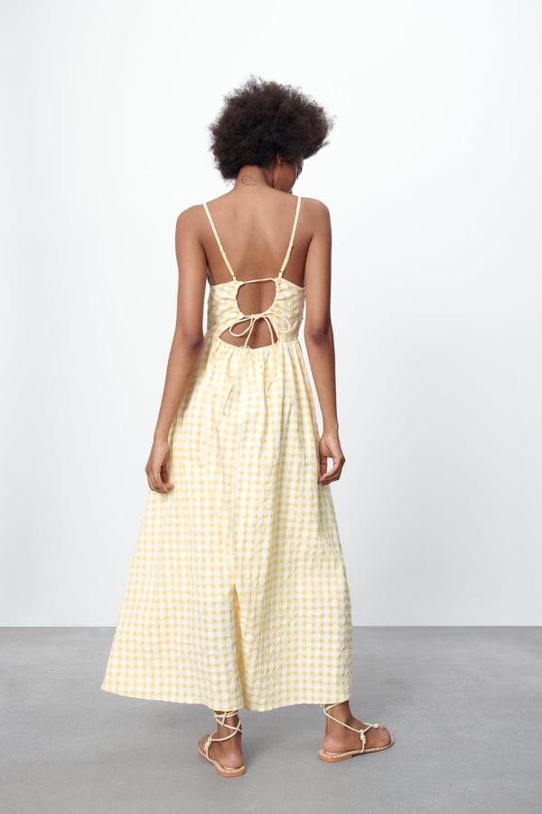 El estampado más veraniego de todos los tiempos se reinventa con un diseño con bordados y la espalda abierta. Vestido largo en amarillo y blanco de Zara (35,99 euros). 