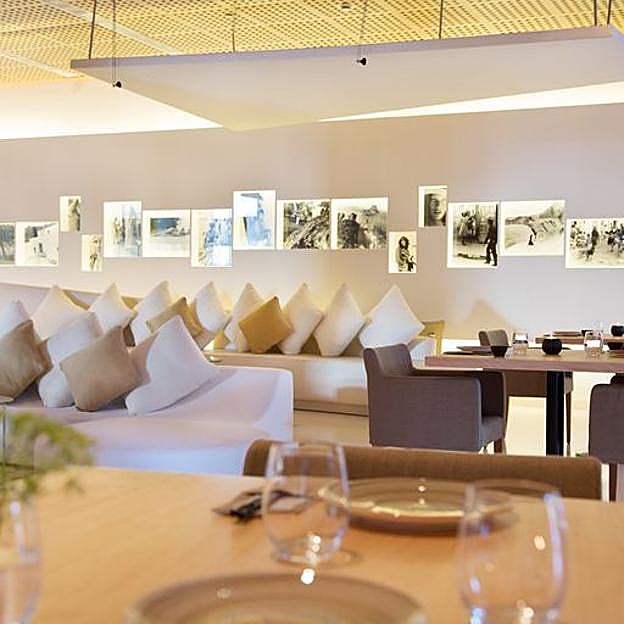 Imagen principal - Restaurante Estrella Michelín La Gaia, imagen de Óscar Molina y fotogafía de tres de sus platos en el menú degustación «Posidonia»: emulsión de Huesos con sal, cerdo negro y arroz de matanzas meloso. La vajilla hecha de cerámica de estos pases la firma @mariab.ceramics, una ceramista con la que Ibiza Gran Hotel trabaja mano a mano para promover la economía local y el arte de la isla.