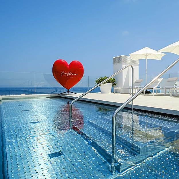 Imagen principal - Infinity Pool, habitación y piscina central del Five Flowers Hotel.