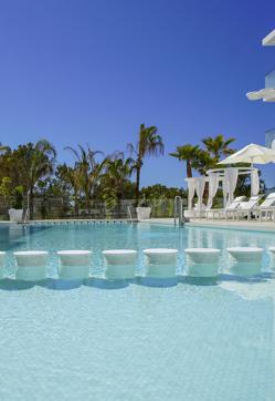 Imagen secundaria 2 - Infinity Pool, habitación y piscina central del Five Flowers Hotel.