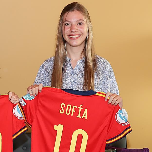 El look de la infanta Sofía con una blusa de flores low cost y rebajada que sienta de maravilla y puedes copiar en el low cost