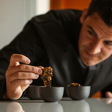 Imagen secundaria 1 - Restaurante Estrella Michelín La Gaia, imagen de Óscar Molina y fotogafía de tres de sus platos en el menú degustación «Posidonia»: emulsión de Huesos con sal, cerdo negro y arroz de matanzas meloso. La vajilla hecha de cerámica de estos pases la firma @mariab.ceramics, una ceramista con la que Ibiza Gran Hotel trabaja mano a mano para promover la economía local y el arte de la isla.