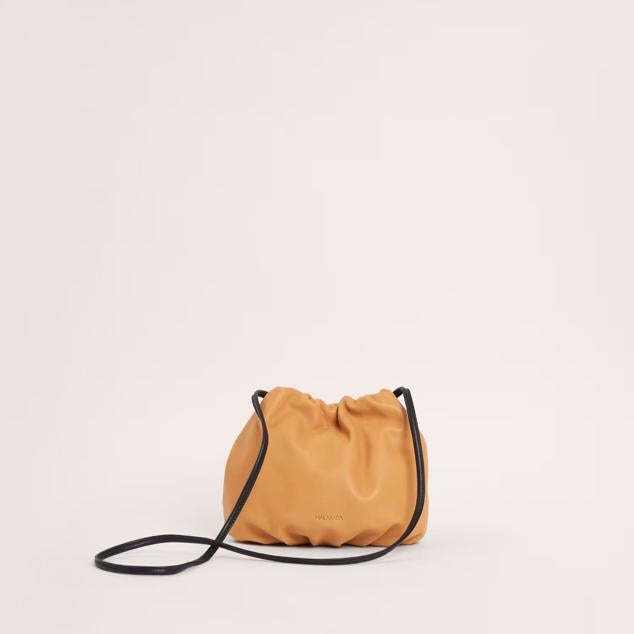 Bolso bandolera mediano realizado en piel de vacuno fruncida y con forro interior de algodón. Puedes conseguirlo en color rojo y azafrán. Es de Malababa. Precio: 260 €. 