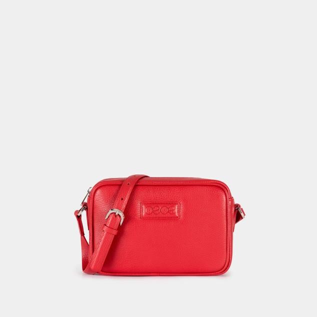 Bolso de hombro ideal para afrontar la rutina sin perder elegancia. Puedes llevarlo como bandolera si necesitas mayor comodidad. Su color rojo hace posible todo tipo de estilismos. Es de OEOE Handbags. Precio: 365 €. 