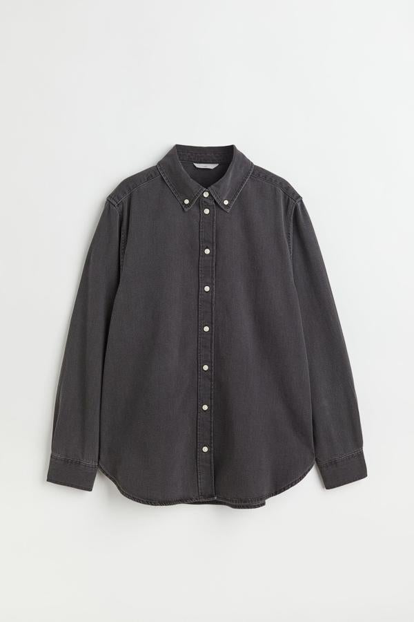 Camisa denim confeccionada en algodón lavado. Diseño con puños sencillos para producir looks versátiles. Es de H&M. Precio: 24,99 €. 