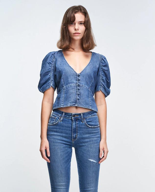 Camisa vaquera con mangas abullonadas para generar sensación de delgadez en tus brazos. Es de Levi’s. Precio: 65 €.