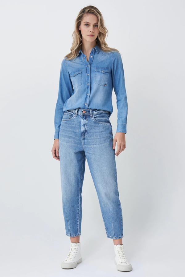 Camisa vaquera slim fit de manga larga. Mantiene su esencia clásica con dos bolsillos frontales y botonadura de broche. Es de Salsa Jeans. Precio: 59,95 €.