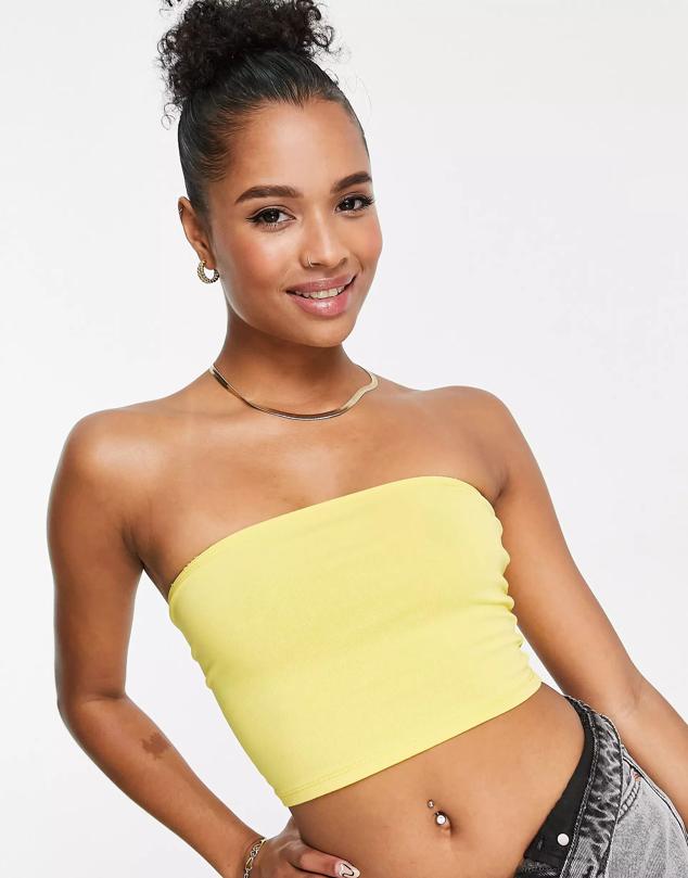 Su color vitaminado amarillo es todo lo que necesitas para tus noches estivales. Podrás seguir utilizandolo en el entretiempo con una chaqueta vaquera. Es de ASOS. Precio: 6,49 €.