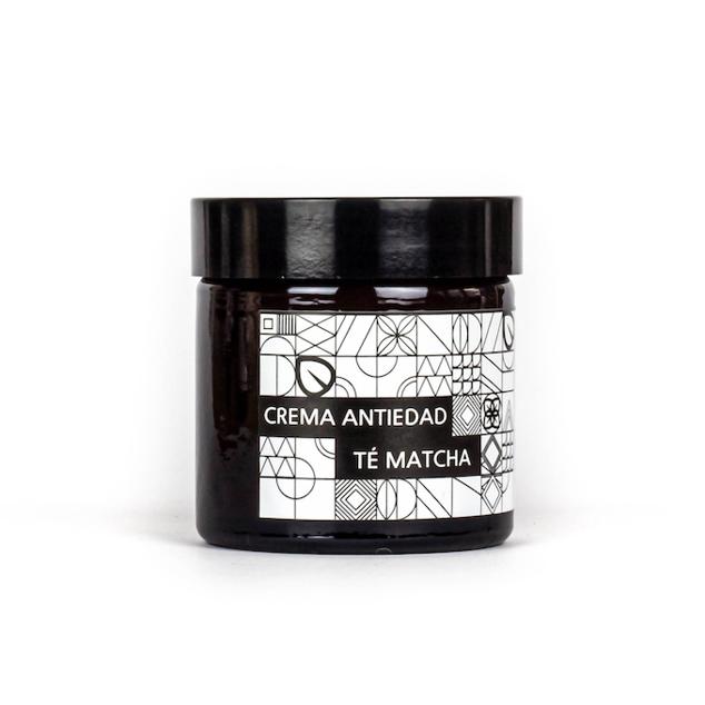 La Crema Facial Antiedad está enriquecida con té matcha, un ingrediente natural que mejora la apariencia de la piel mientras que la hidrata en profundidad. Tersa y alisa las líneas de expresión gracias al tens up presente en su fórmula, que tiene un efecto lifting. (45,90 euros)