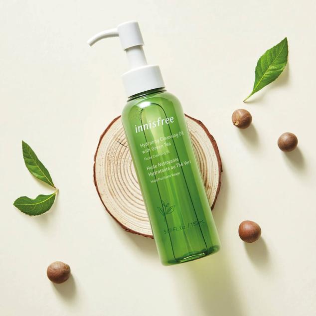 El Huile Nettoyante Hydratante de Innisfree contiene extracto de hojas de té verde y raíces de té verde.  Cómpralo aquí