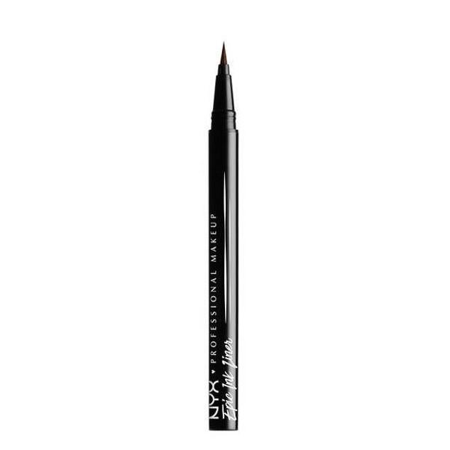 Epic Ink Liner Waterproof de NYX se trata de un eyeliner ultrapigmentado que ayuda a conseguir el delineado perfecto sin esfuerzo gracias a su trazo fluido, continuo y fácil de controlar, así como una punta precisa. Tiene una fórmula waterproof que permanece fija contra la humedad, el sudor e incluso la grasa. Cómpralo aquí