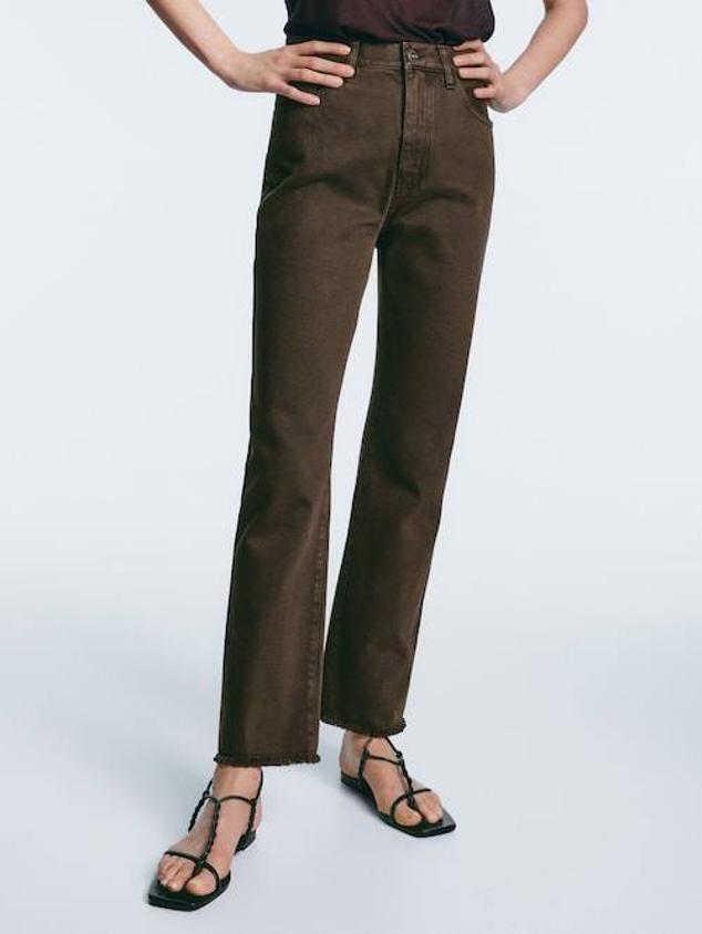 Estos pantalones de color caqui tienen el bajo desflecado y cuentan con trabillas para el cinturón.