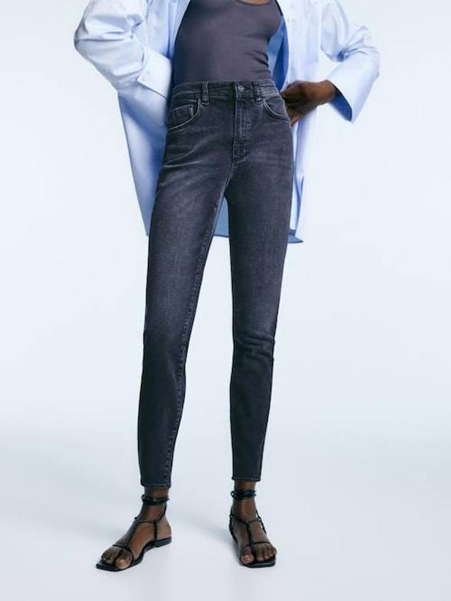 Este modelo de color gris medio tiene un diseño de corte skinny y un acabado ligeramente elástico.
